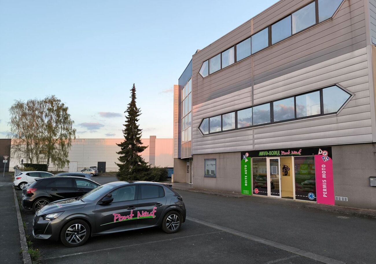 L'agence Grand Large à Saint-Benoît au coucher du soleil