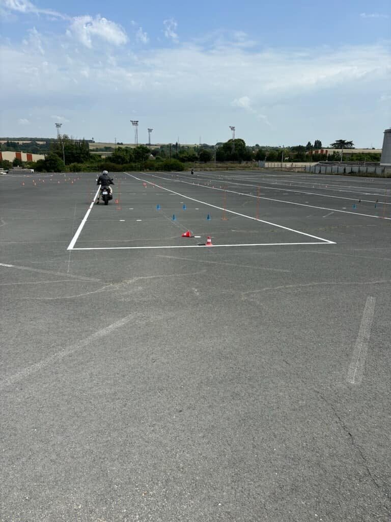 Élève motard à l'entraînement plateau sur la piste privée
